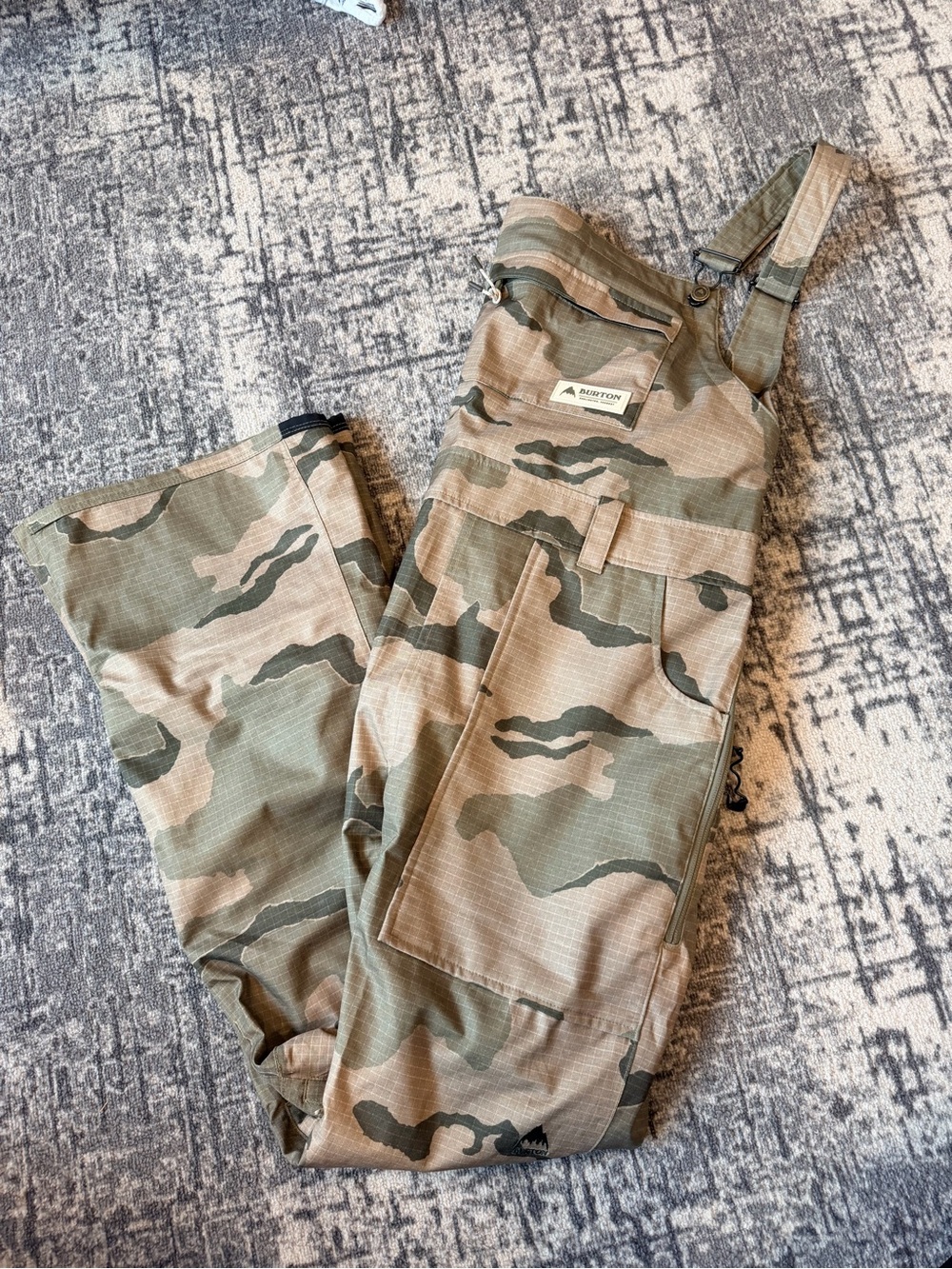 Burton avalon bib pant camo